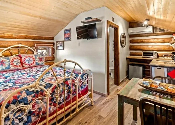 Cozy Historic Log With Fire Pit And Private Backyard On The Edge Of The Kaibab National Forest In Parks, Arizona Holiday home *